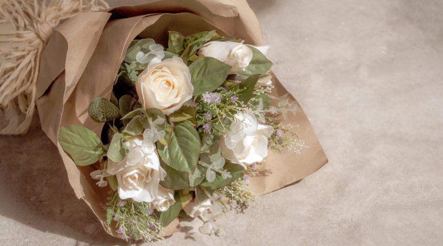 wrapping by brown paper- lush!!!!  Trendy flowers, Flower shop display,  How to wrap flowers