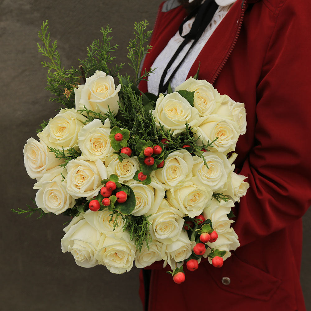 A person is holding a Marshmallow bouquet 